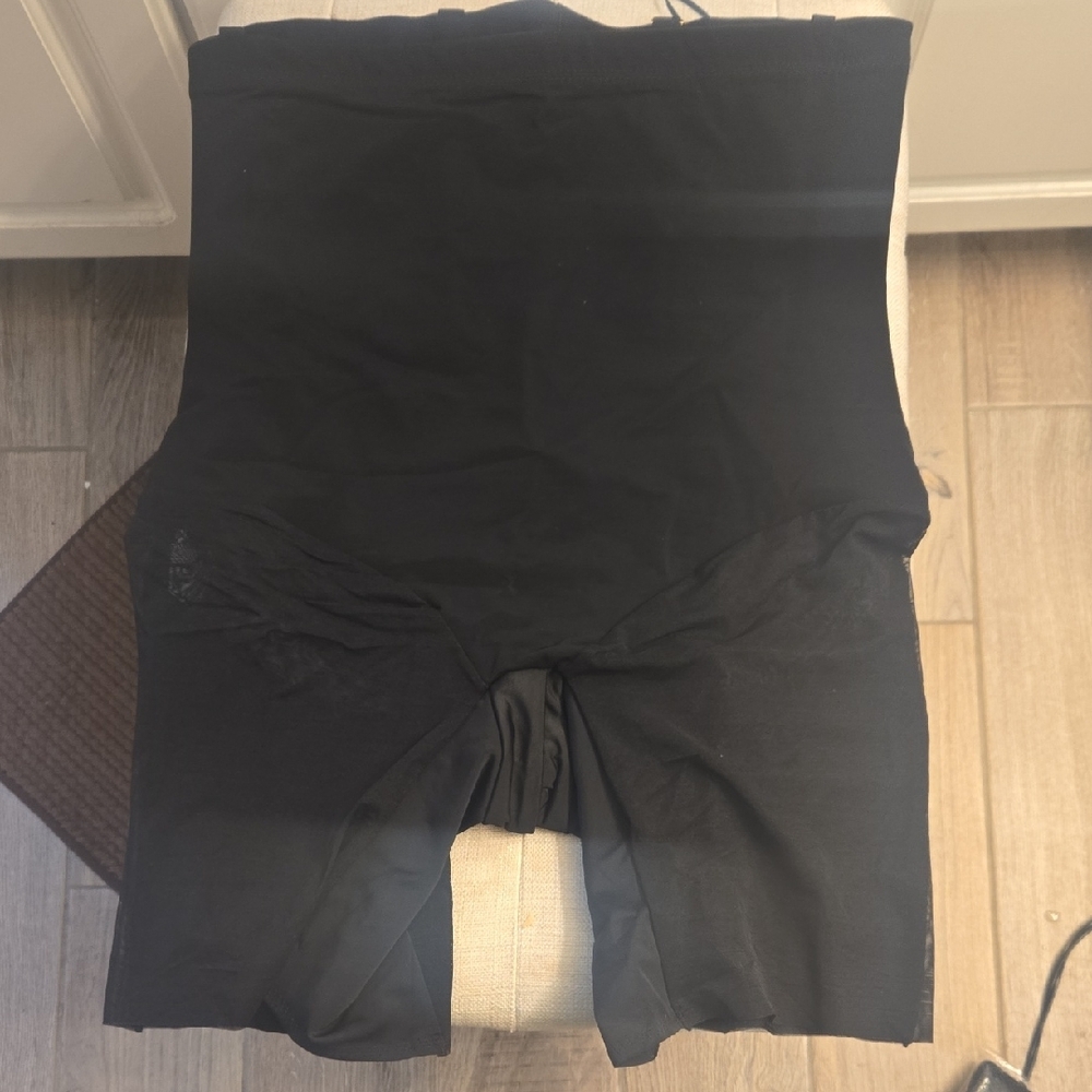 Honeylove SuperPower Short in Black. - Picture 2 of 5